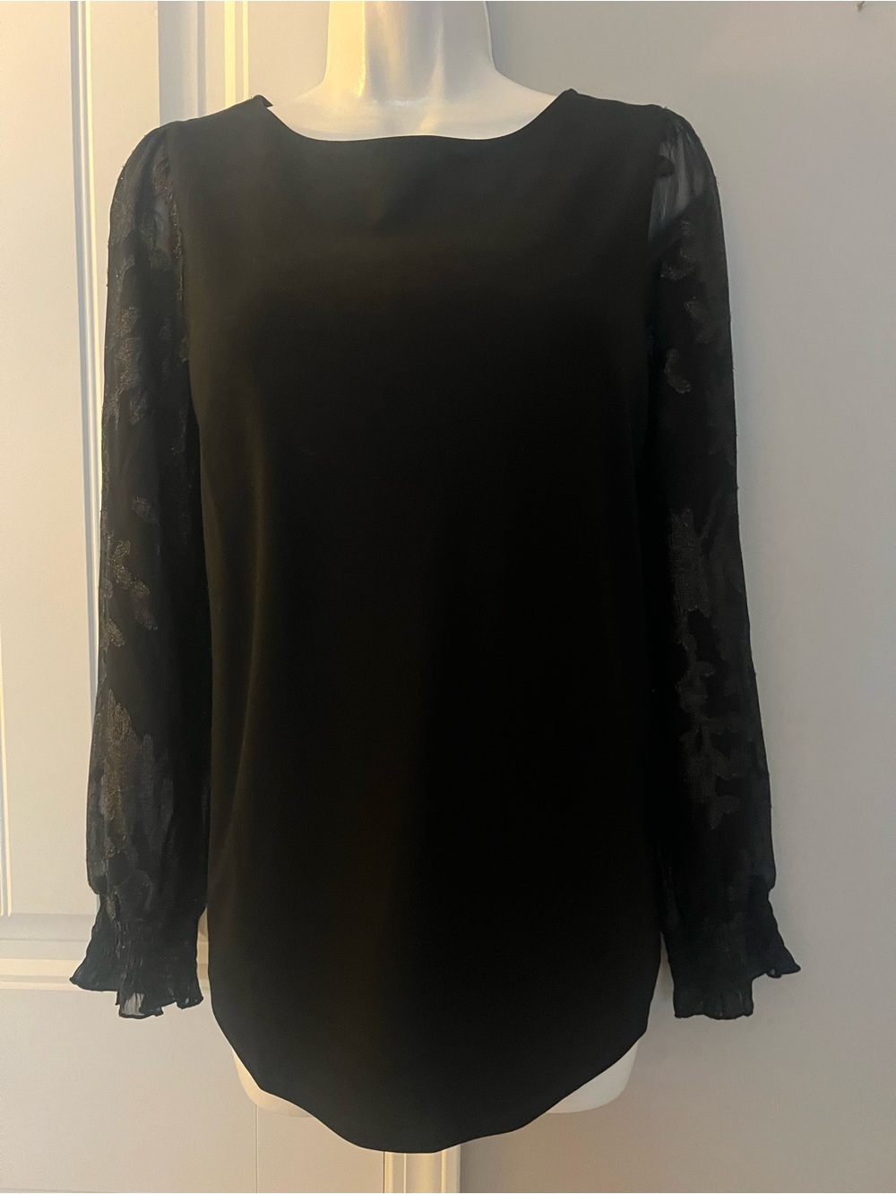 NWT Chico’s Size 2/12/LG BLK Smock Cuff Long Sleeve Knit Top Sheer Floral Sleeve